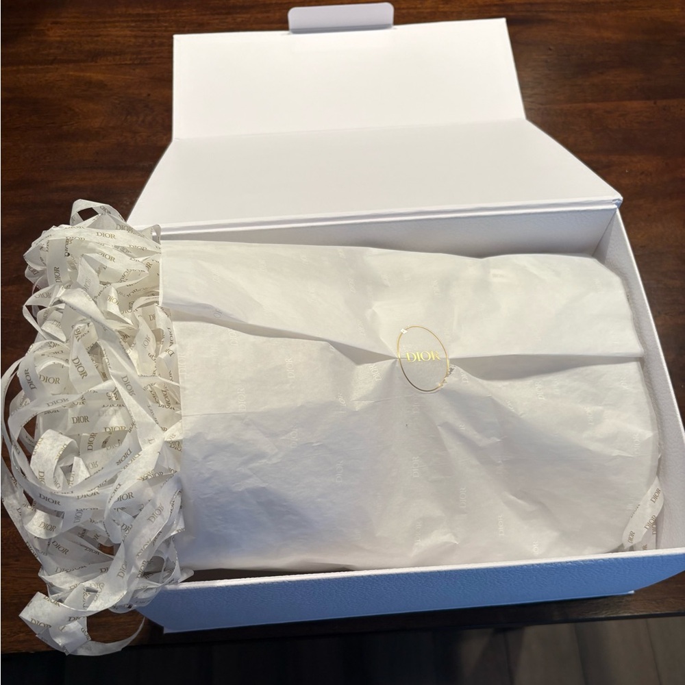 Dior Perfect Package~Pebbled Box & Tissue Paper, Dior Stuffing, 6.5 ft Ribbon - Picture 5 of 9